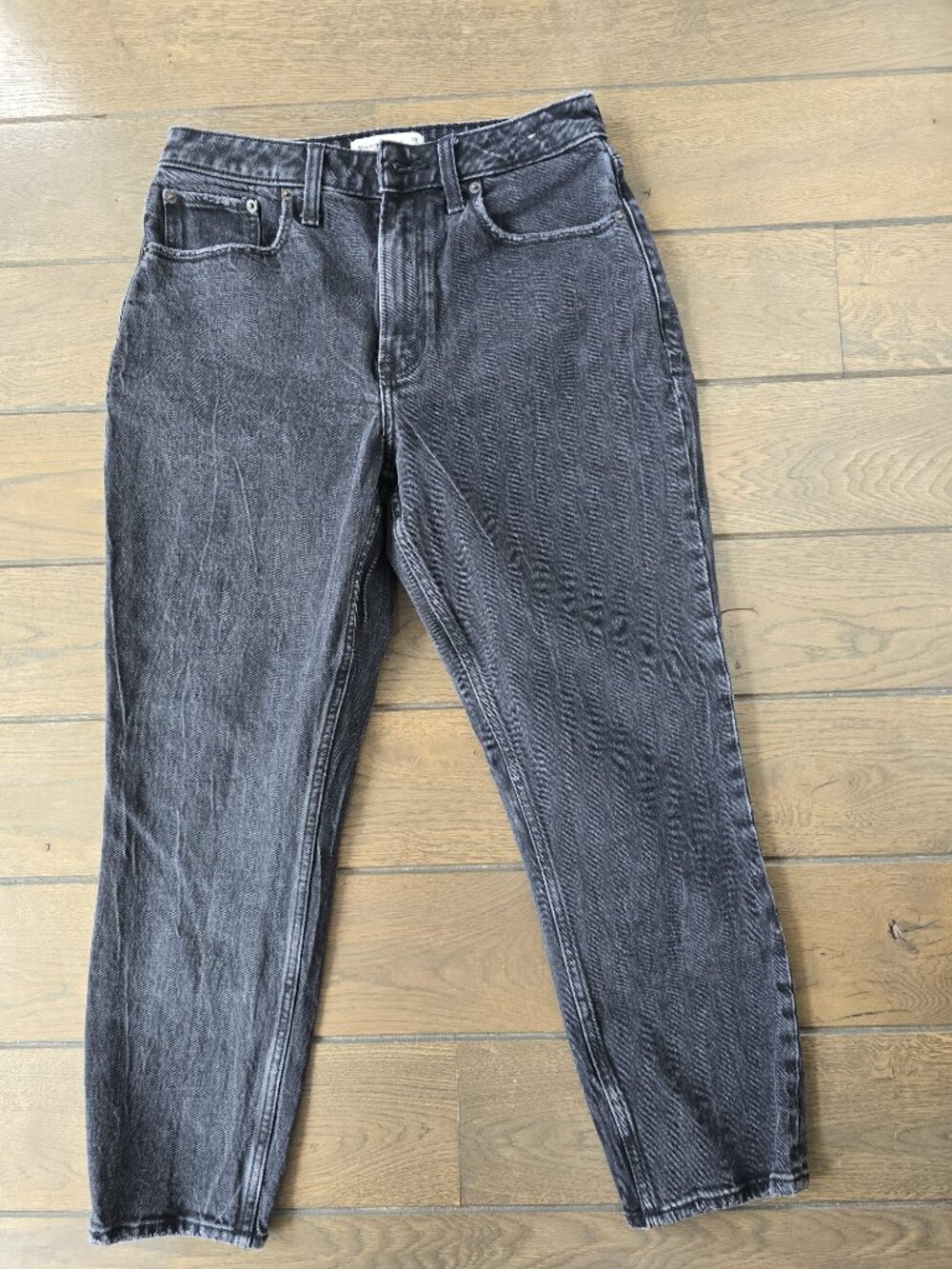 Abercombie & Fitch - The Mom high rise in black - size 6 short
